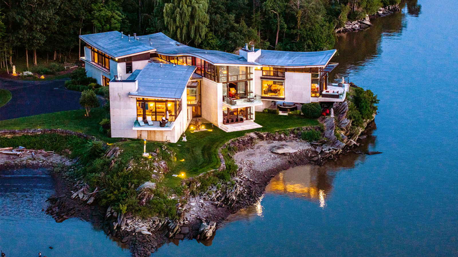 Inside a Frank Lloyd Wright-Inspired Mansion on the Hudson River